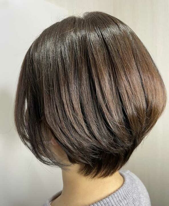 大人艶感春髪丸み耳掛けショートボブ