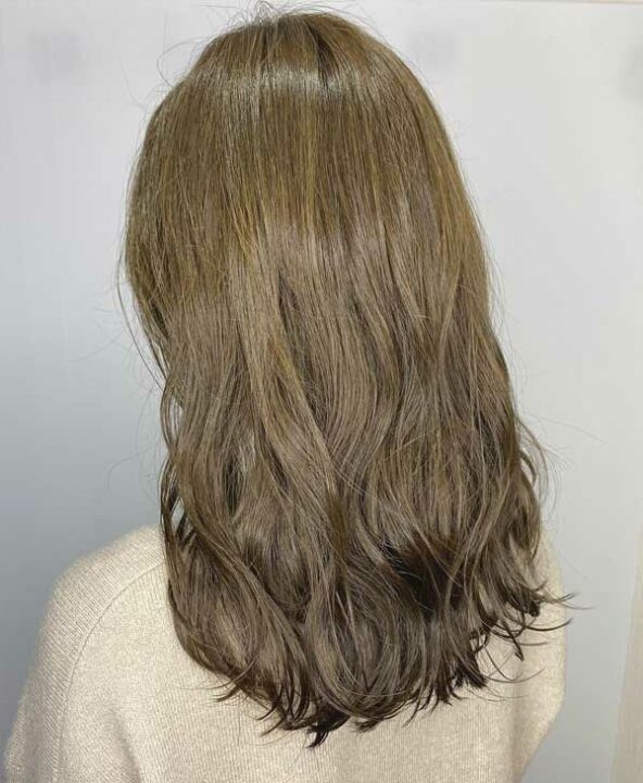 30代40代ミディアムカールアッシュベージュ